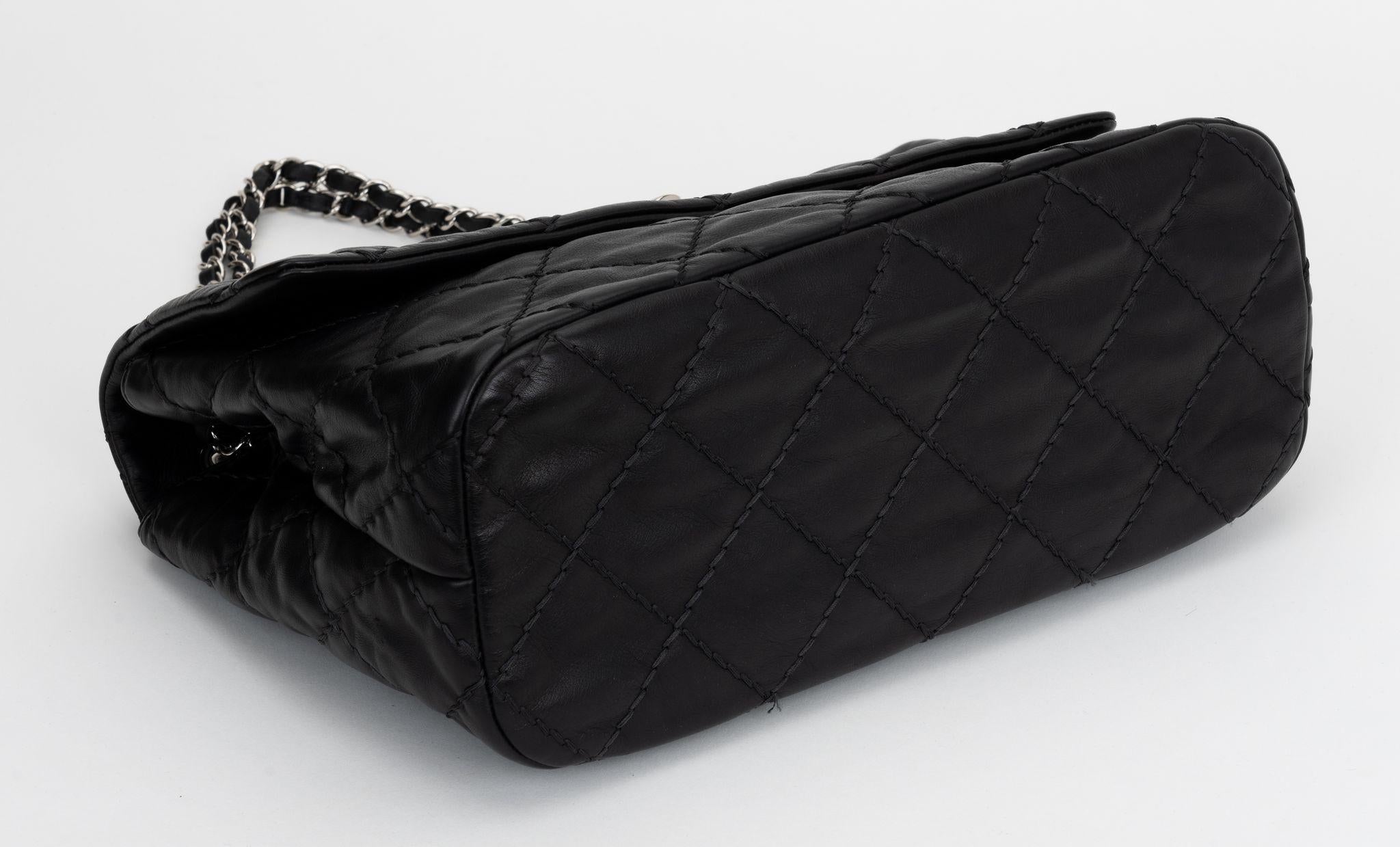 Chanel Bolso Grande Acolchado Negro en venta 1