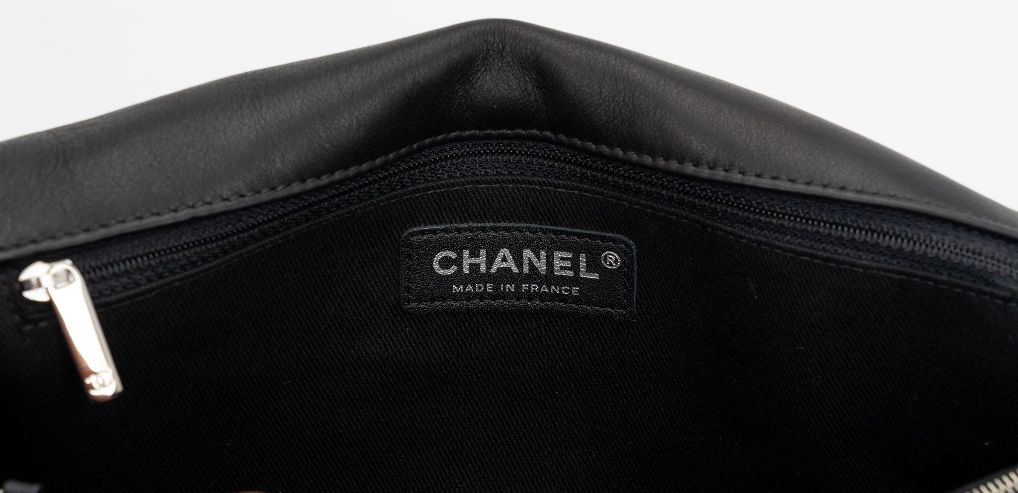 Chanel Bolso Grande Acolchado Negro en venta 2