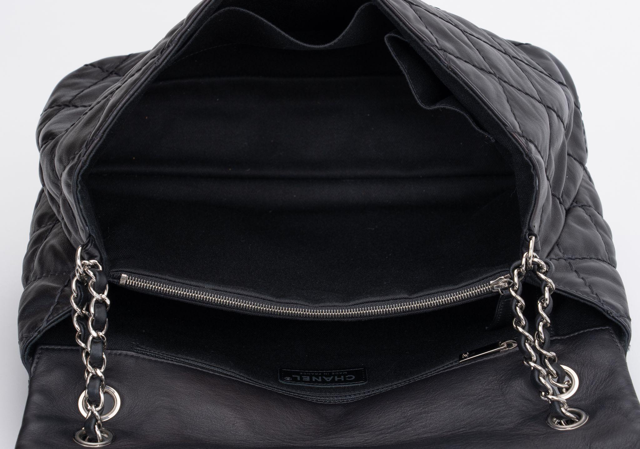 Chanel Bolso Grande Acolchado Negro en venta 3