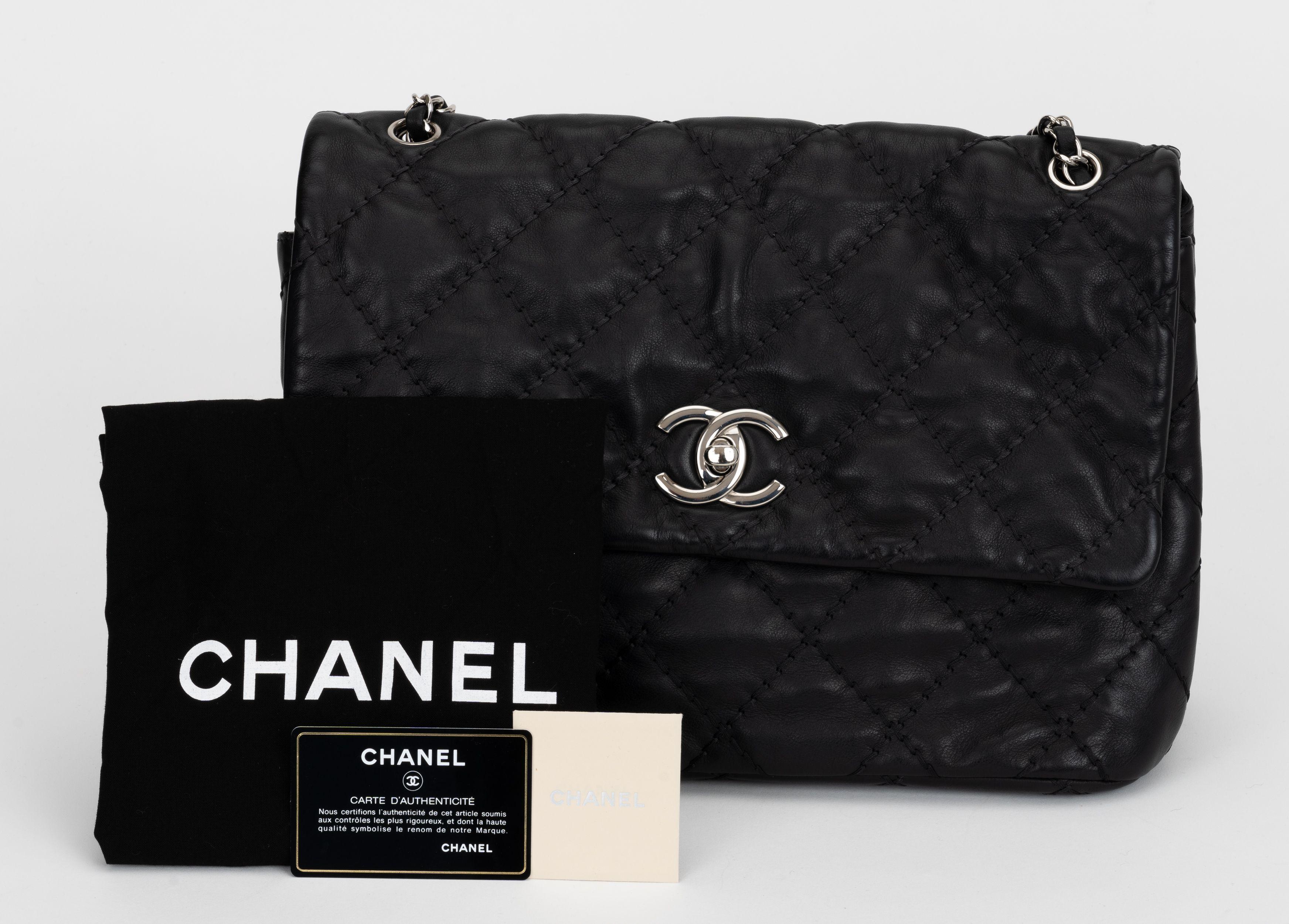 Chanel Bolso Grande Acolchado Negro en venta 4