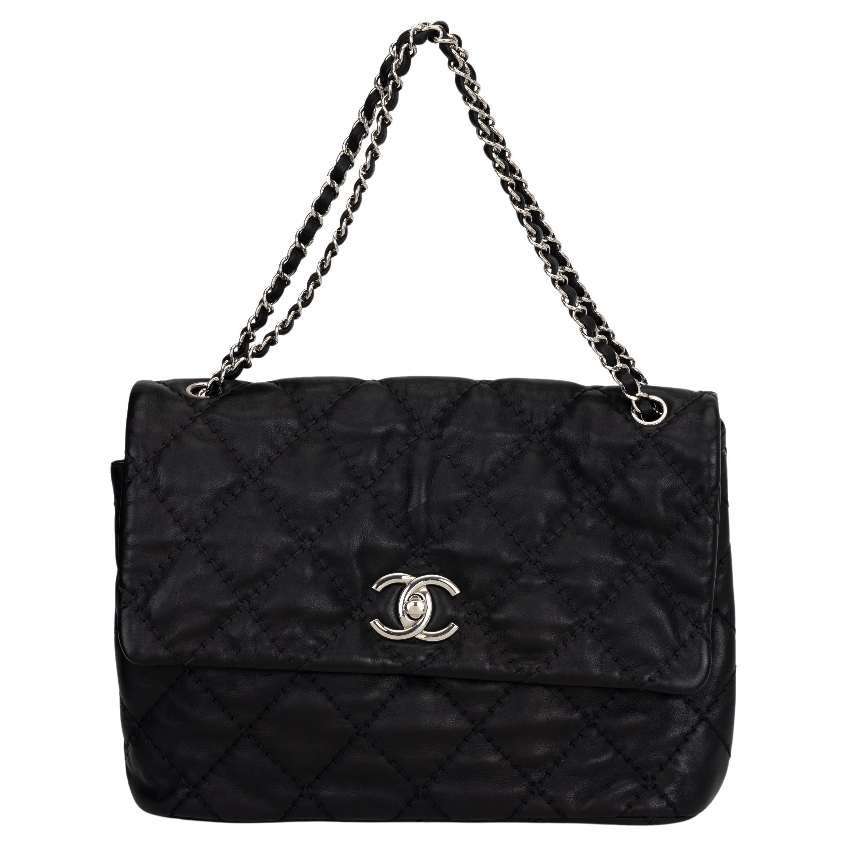 Chanel Bolso Grande Acolchado Negro en venta