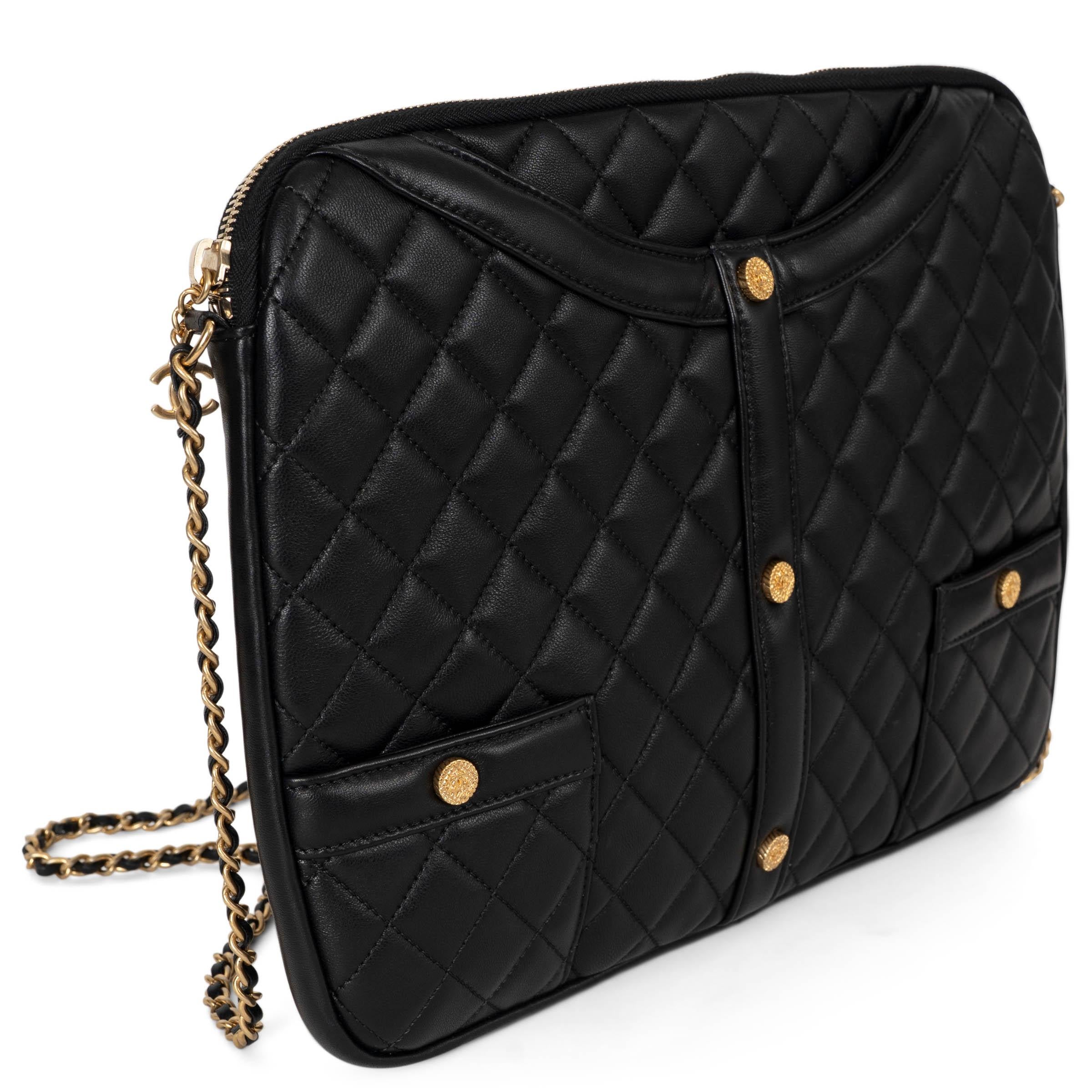 Cette pochette Chanel Girl 100 % authentique est réalisée en cuir d'agneau matelassé noir et conçue pour reprendre la silhouette de la veste en tweed emblématique de la maison. Agrémenté de boutons dorés sur le devant, de deux poches plaquées