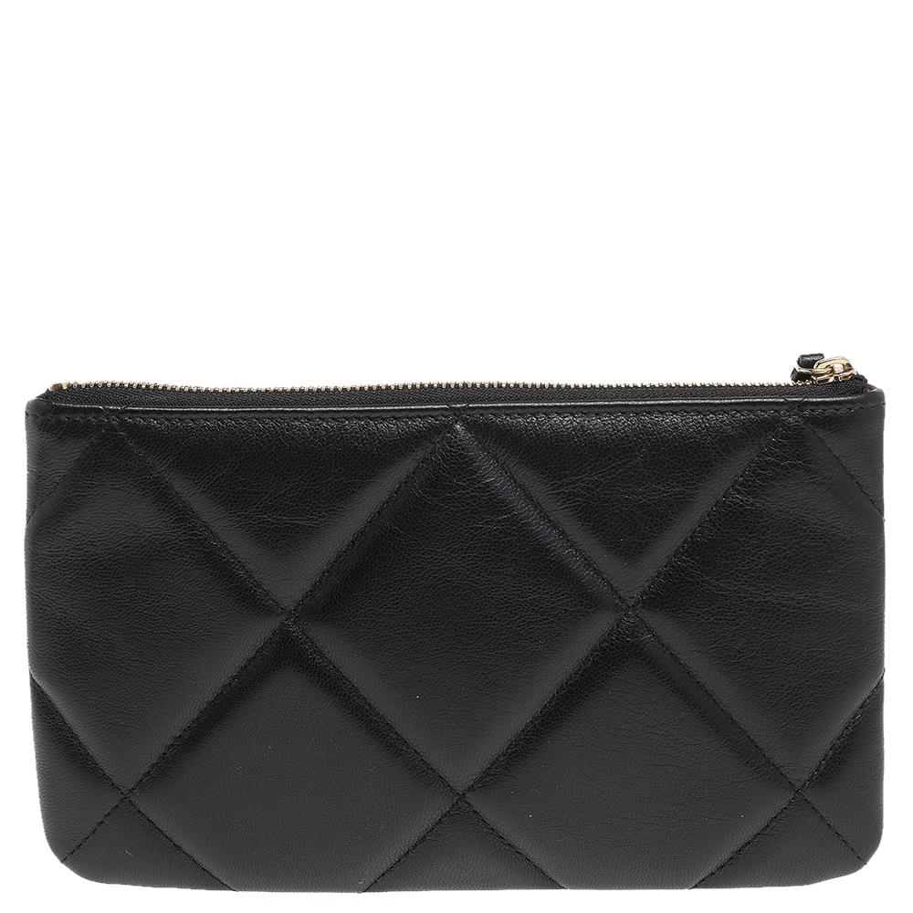 Infusing signature touches to the classic style, this pouch from Chanel has a functional design brimming with durability. It is crafted with quilted leather and comes fitted with a fabric interior housing multiple slots. It is complete with a