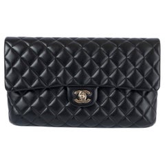 CHANEL - Pochette 2020 20C FLAP en cuir matelassé noir