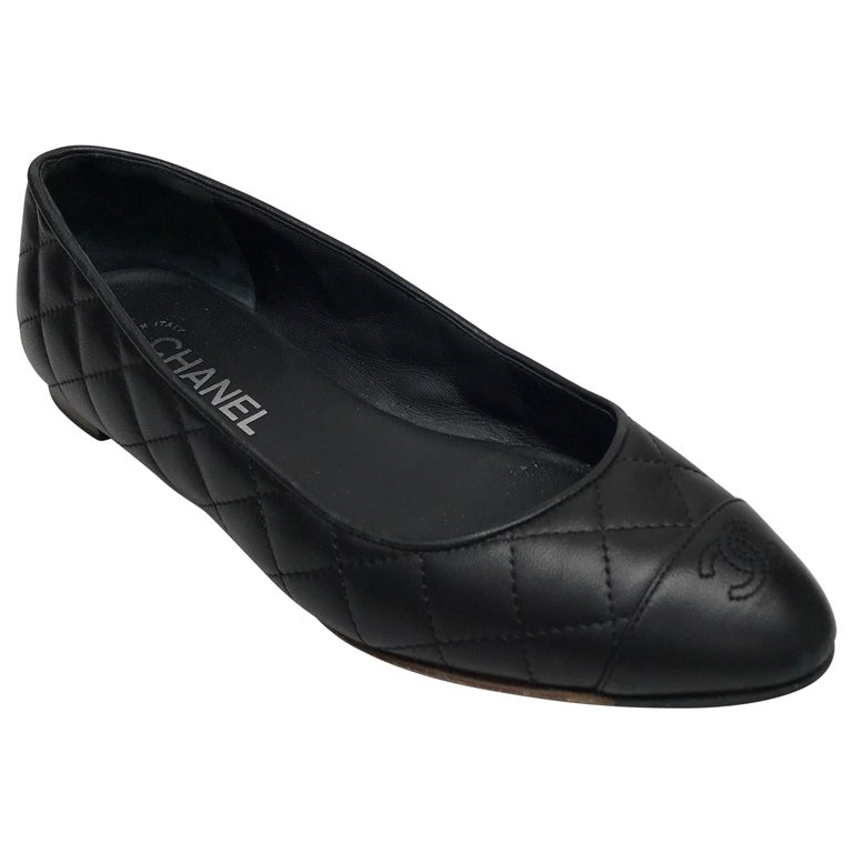 CHANEL BLACK Quilted leather Ballet Flats w/ CC logo on toe-38.5