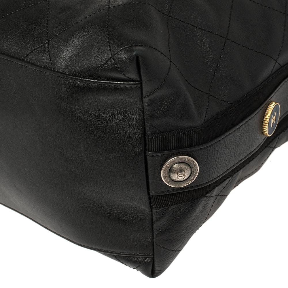 Chanel Schwarzes gestepptes Leder mit Knopfleiste Hobo 6