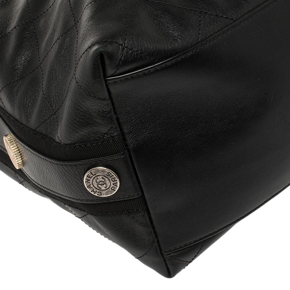 Chanel Schwarzes gestepptes Leder mit Knopfleiste Hobo 7