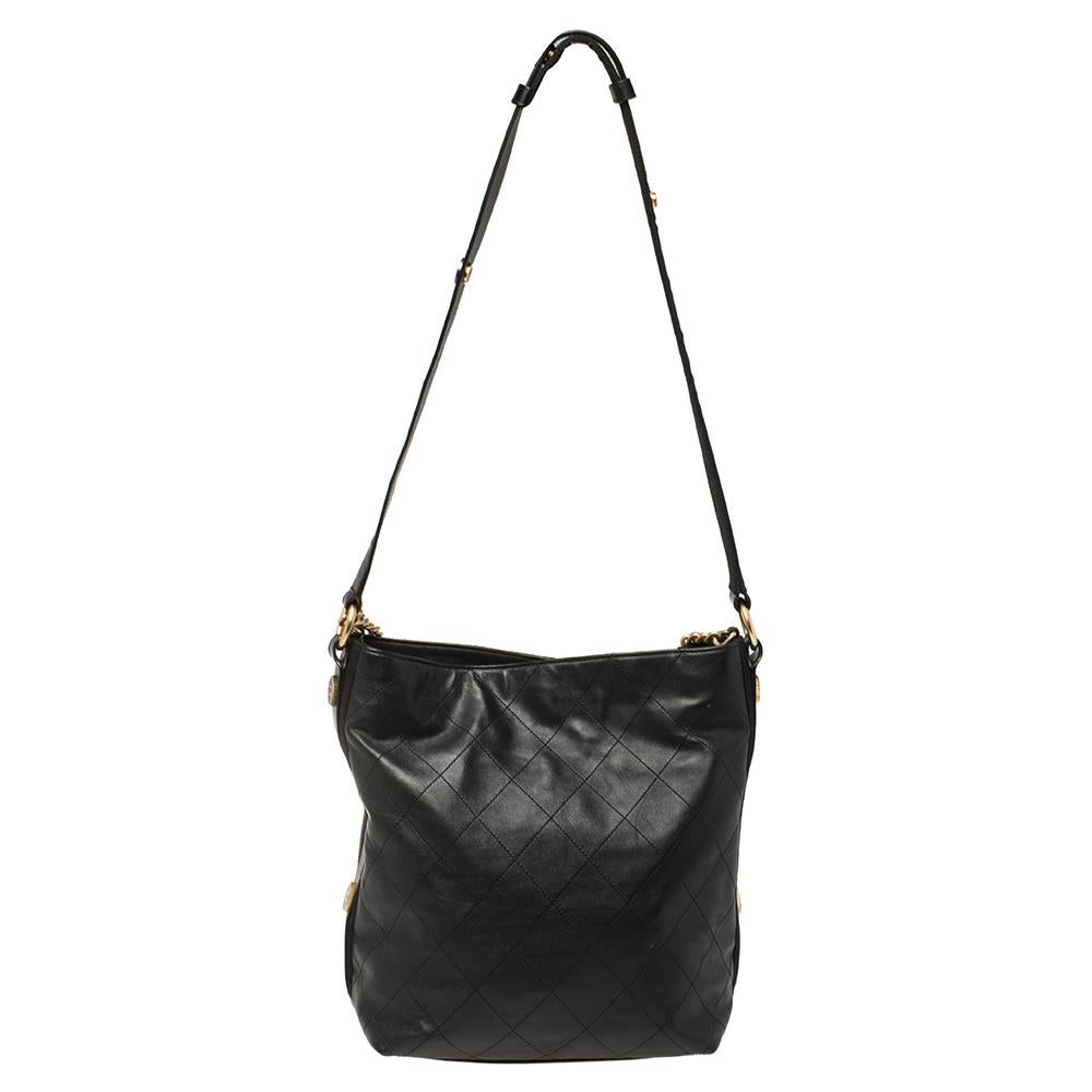Diese stilvolle Hobo von Chanel ist aus luxuriösem:: gestepptem Leder in Schwarz gefertigt. Die Tasche ist mit einem goldfarbenen Kettenglied und einem Schulterriemen ausgestattet. Sie ist mit dem charakteristischen CC-Drehverschluss ausgestattet