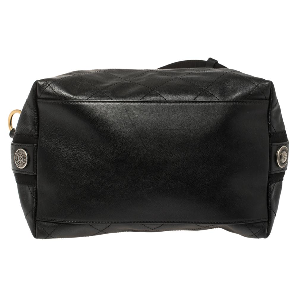 Chanel Schwarzes gestepptes Leder mit Knopfleiste Hobo 1