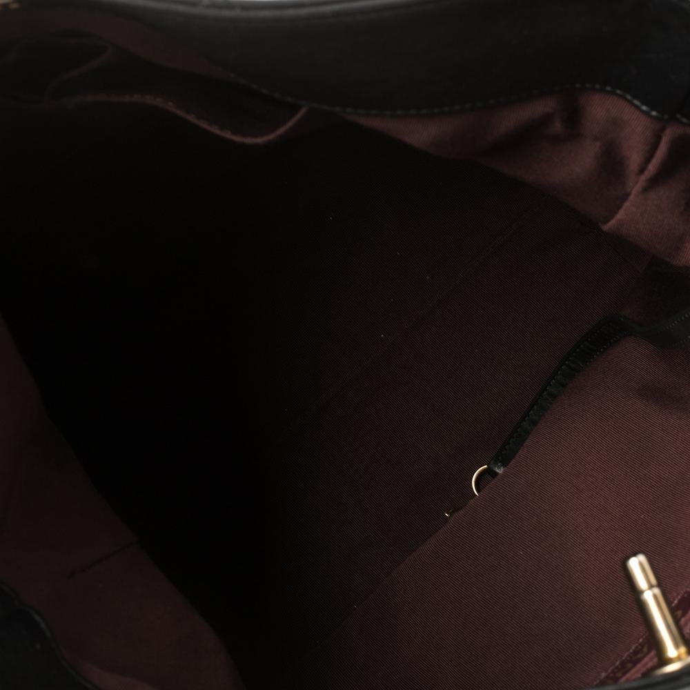 Chanel Schwarzes gestepptes Leder mit Knopfleiste Hobo 4