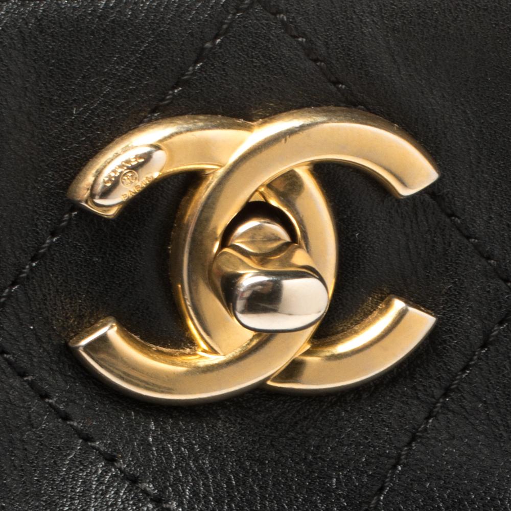 Chanel Schwarzes gestepptes Leder mit Knopfleiste Hobo 5