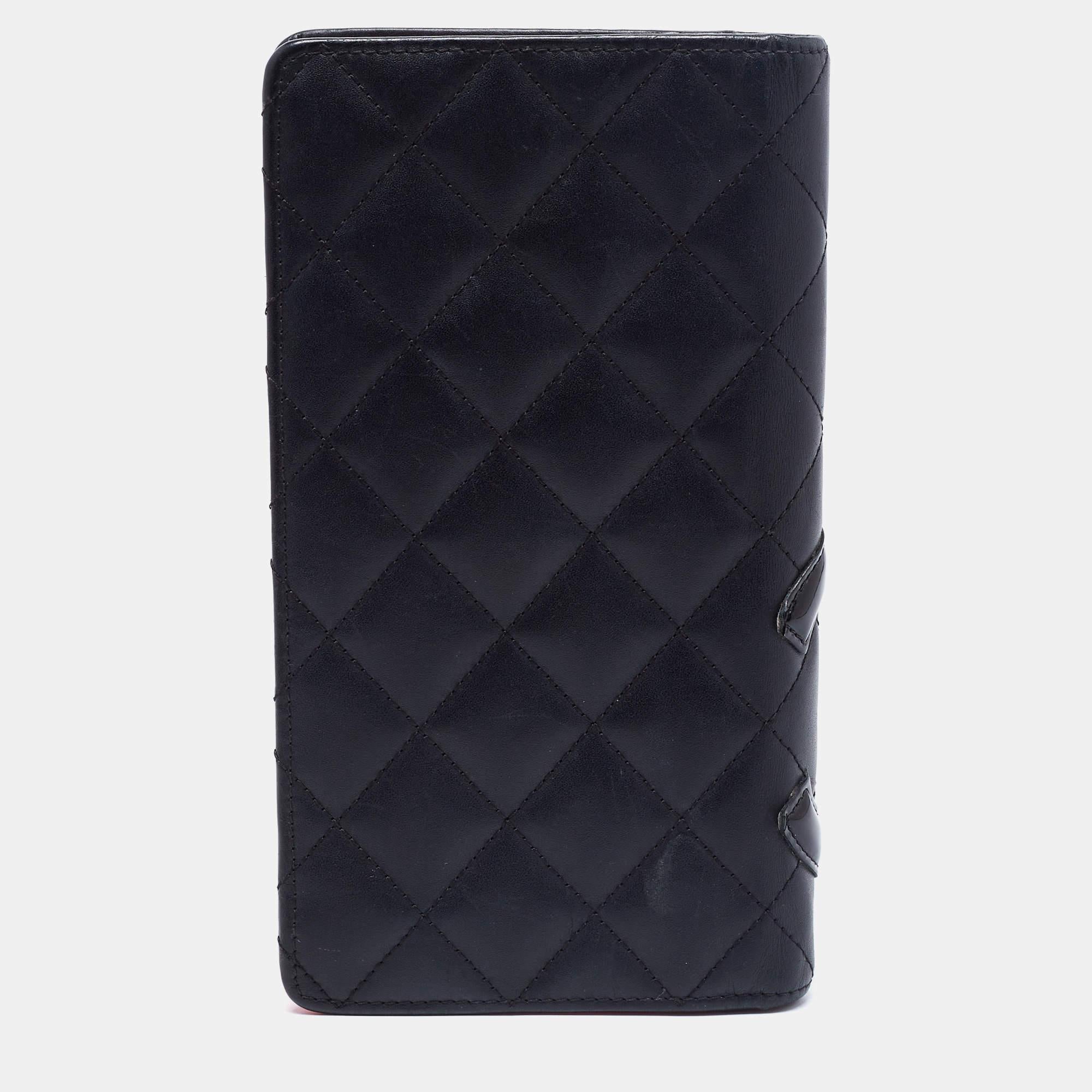 Designed in a classy black shade, this Chanel wallet is an accessory of high fashion and utility. It is crafted from quilted leather with a 'CC' motif on the front and its compartmentalized interior will keep your monetary essentials organized.