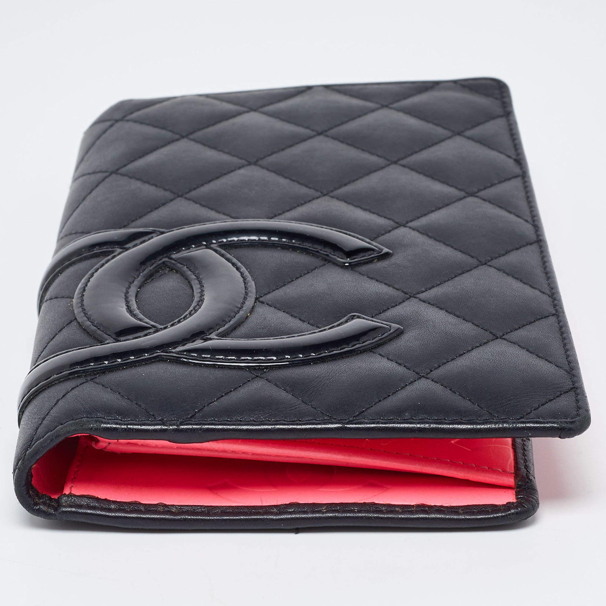 Designed in a classy black shade, this Chanel wallet is an accessory of high fashion and utility. It is crafted from quilted leather with a 'CC' motif on the front and its compartmentalized interior will keep your monetary essentials organized.

