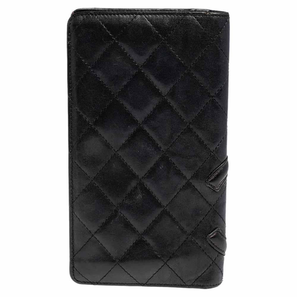 This Chanel Ligne Yen wallet is carefully designed for everyday use. Crafted from leather, the exterior has an iconic quilt pattern. The wallet opens to reveal a zip compartment and multiple slots, for you to neatly arrange your cash and cards. This