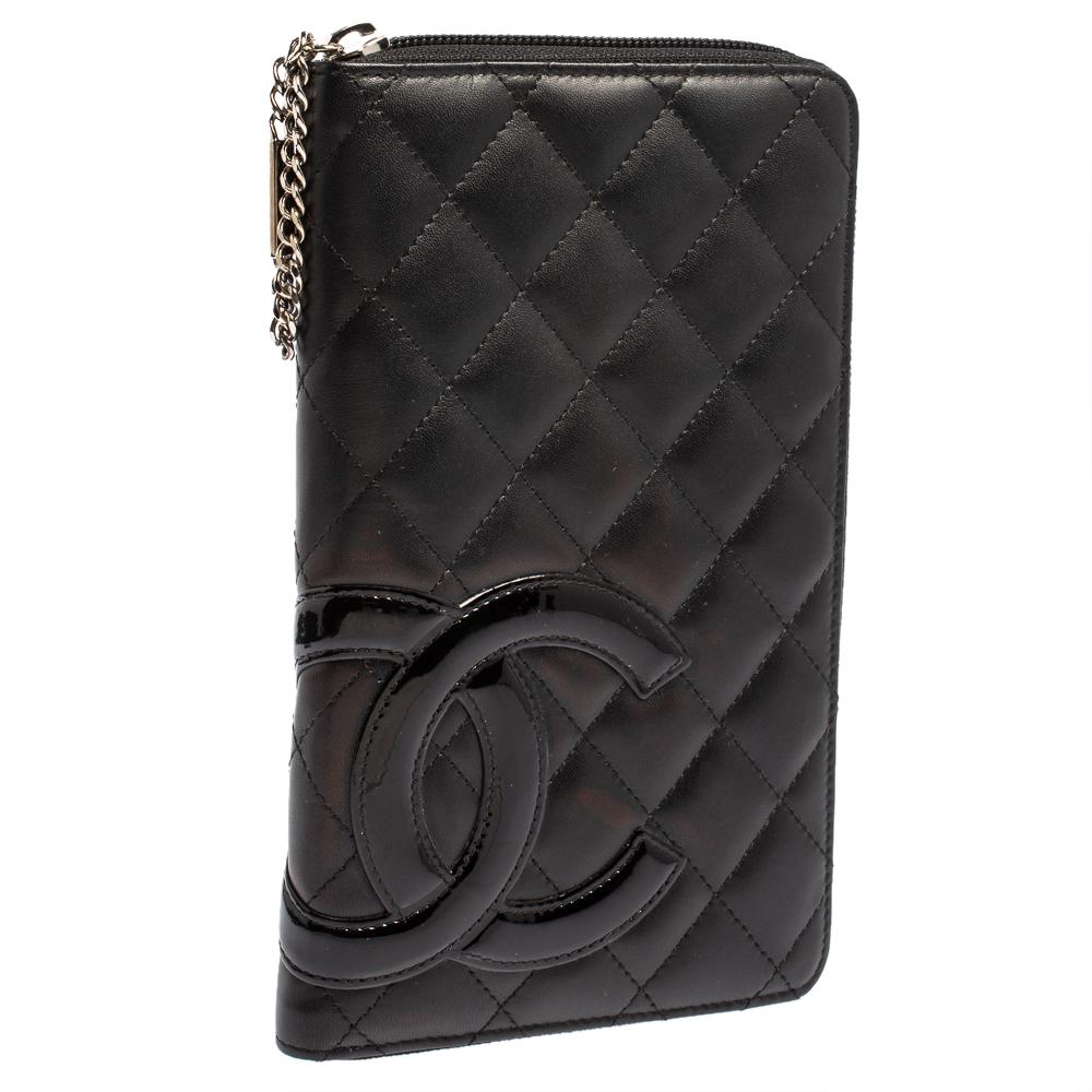 This Chanel Ligne Cambon wallet is carefully designed for everyday use. Crafted from leather, the exterior has the iconic quilt pattern. The wide zip closure opens to reveal a zip compartment and multiple slots, for you to neatly arrange your cash