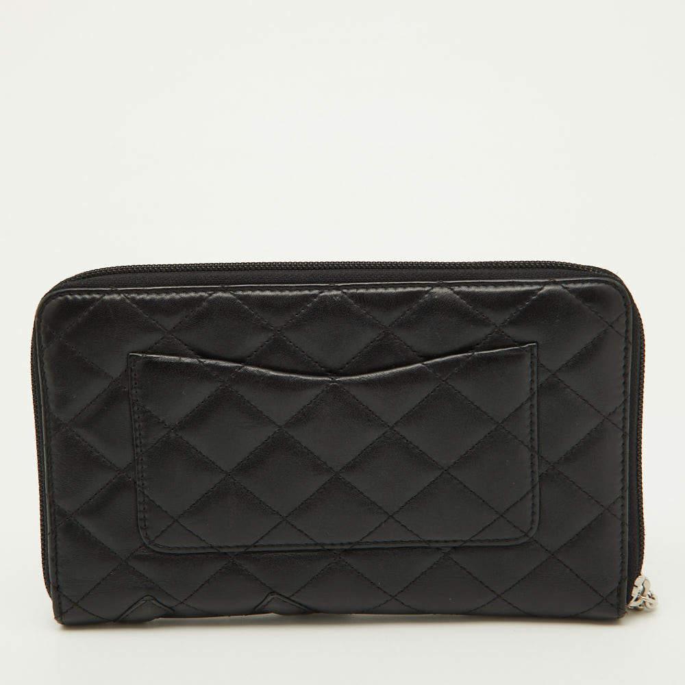 This Chanel Ligne Cambon wallet is carefully designed for everyday use. Crafted from leather, the exterior has the iconic quilt pattern. The wide zip closure opens to reveal a zip compartment and multiple slots, for you to neatly arrange your cash