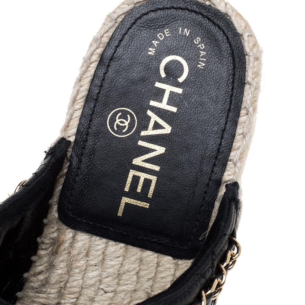 Chanel Black Quilted Leather Cap Toe Chain Mules Size 37 In Good Condition In Dubai, Al Qouz 2