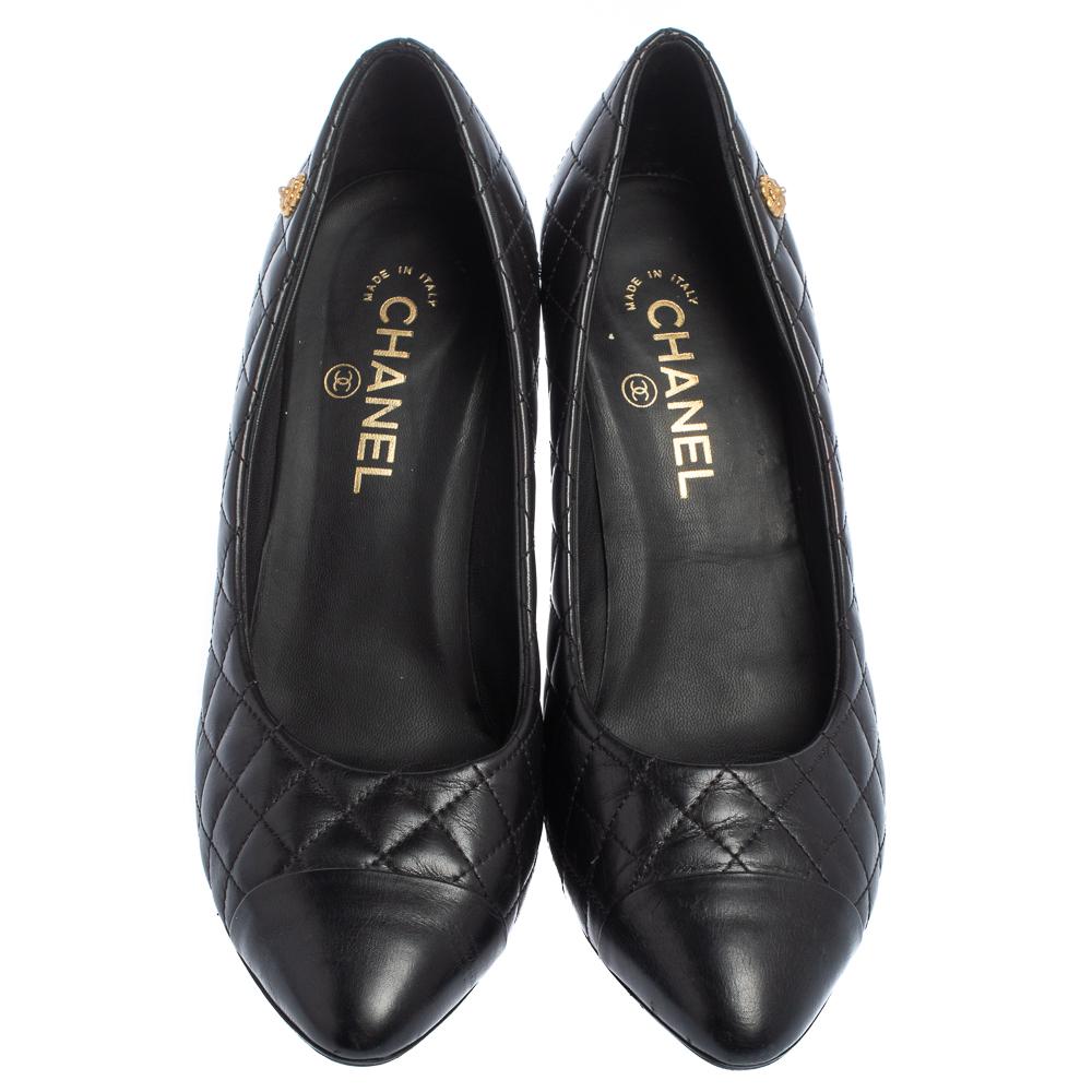The sleek pointed-toe silhouette of these Chanel pumps makes them highly versatile and stylish. Crafted from leather in a black shade, it features a quilted exterior. The pumps are finished off with gold-tone signature Camellia motifs and stiletto