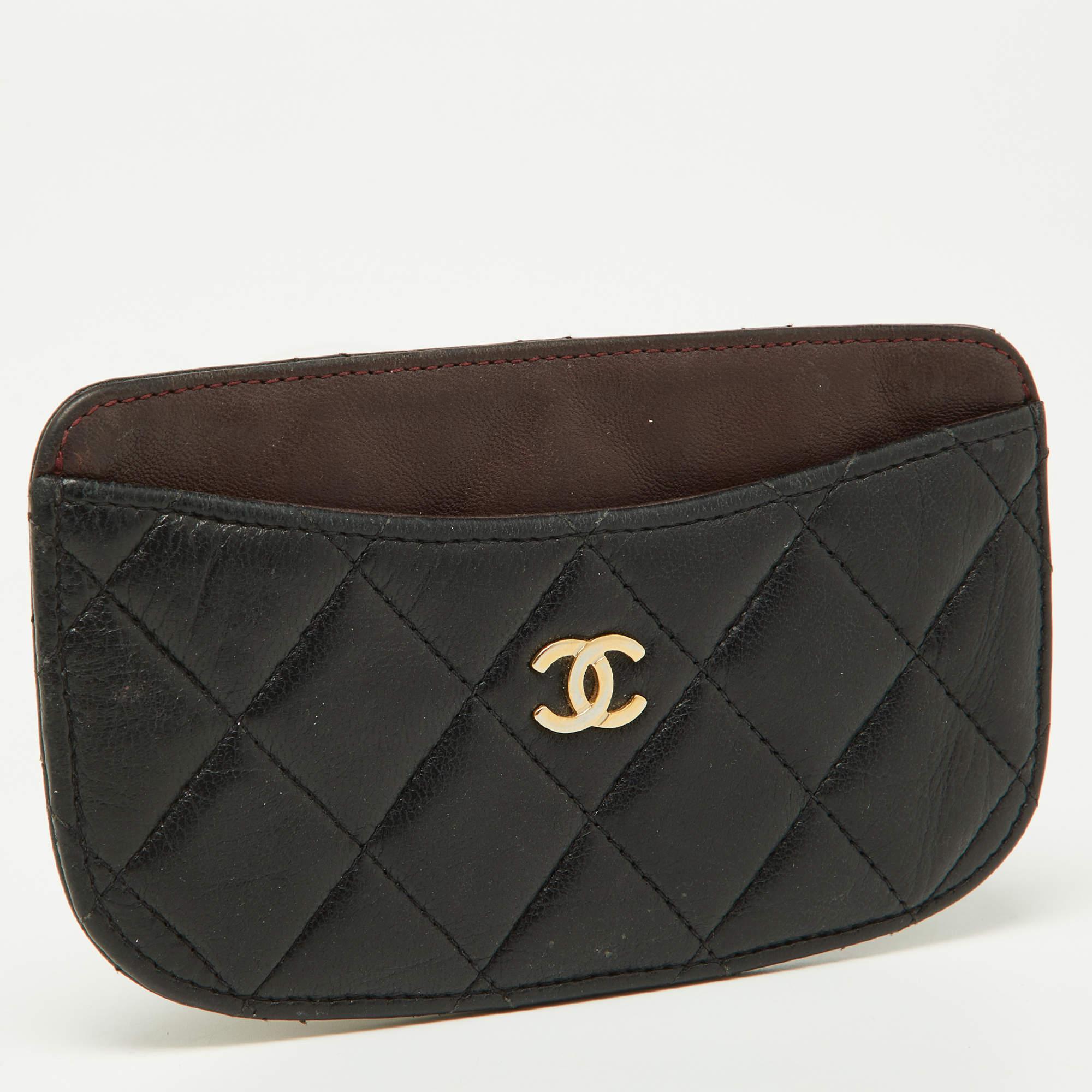 Tragen Sie Ihre Kreditkarten stilvoll mit diesem Chanel Kartenetui aus Leder. Sie hat eine gesteppte Außenseite mit zwei Steckfächern auf der Vorder- und Rückseite, einem zentralen Steckfach und einem silberfarbenen CC-Logo.

