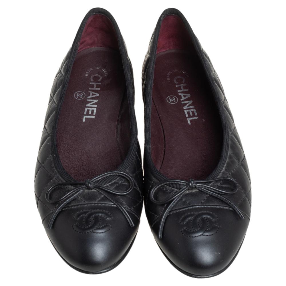 Minimalistic yet fashionable, these Chanel ballet flats are perfect for channeling an air of elegance. These flats are crafted from quilted leather and feature cap toes with the signature CC logo stitch detailing. They also flaunt bows at the front
