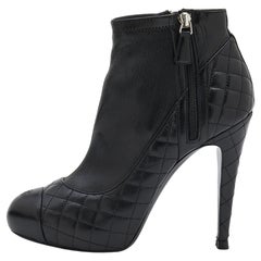 Chanel Schwarze gesteppte Leder CC Cap Toe Plateaustiefel in Knöchellänge Größe 41