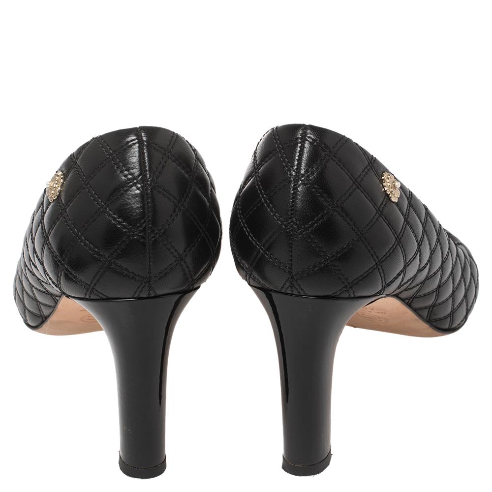 Chanel Black Quilted Leather CC Cap Toe Pumps Size 40.5 In Good Condition In Dubai, Al Qouz 2