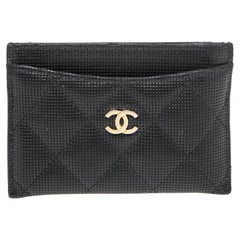 Chanel Schwarzer gesteppter CC-Kartenhalter aus Leder