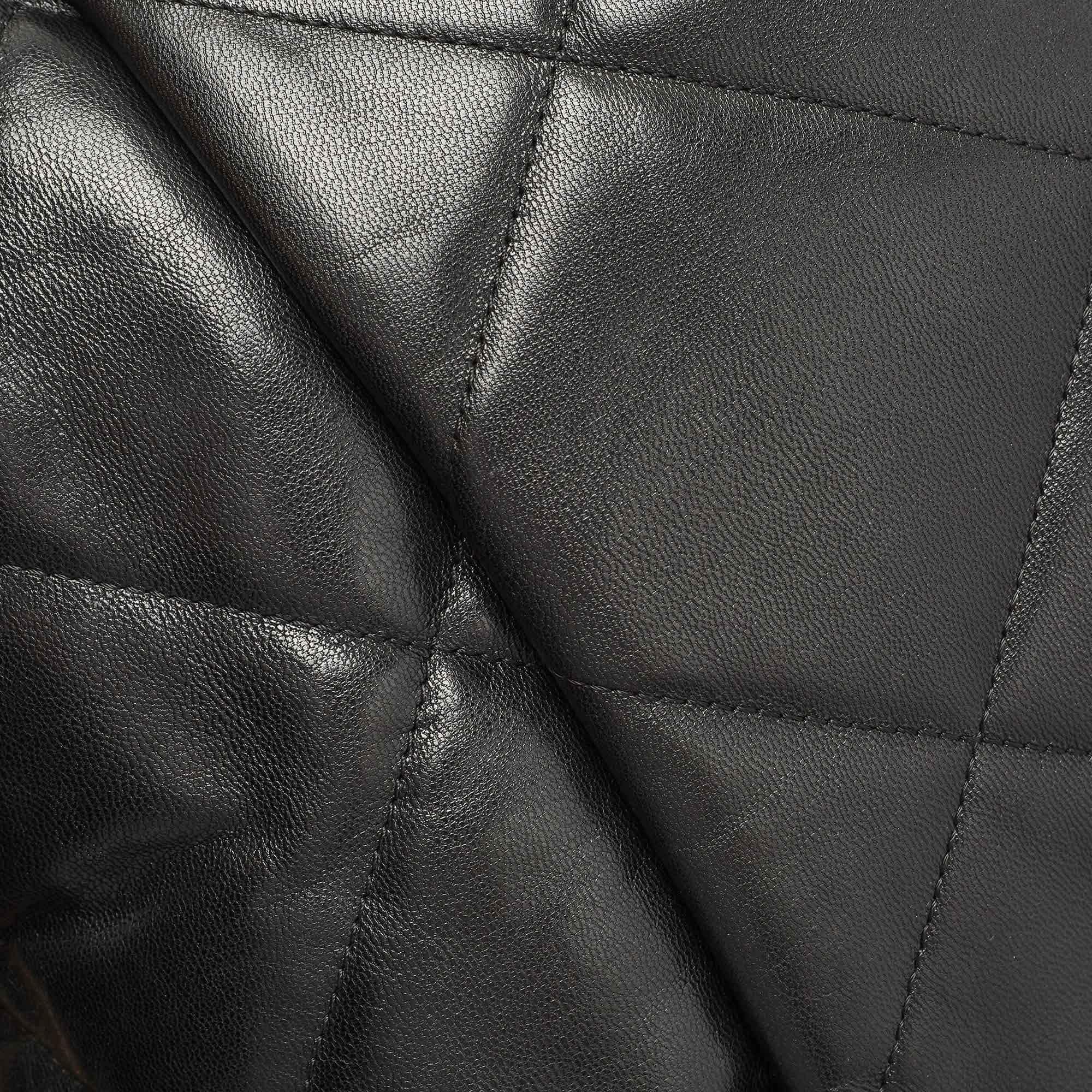 Chanel - Sac à rabat en cuir matelassé noir à maillons CC 19 en vente 7