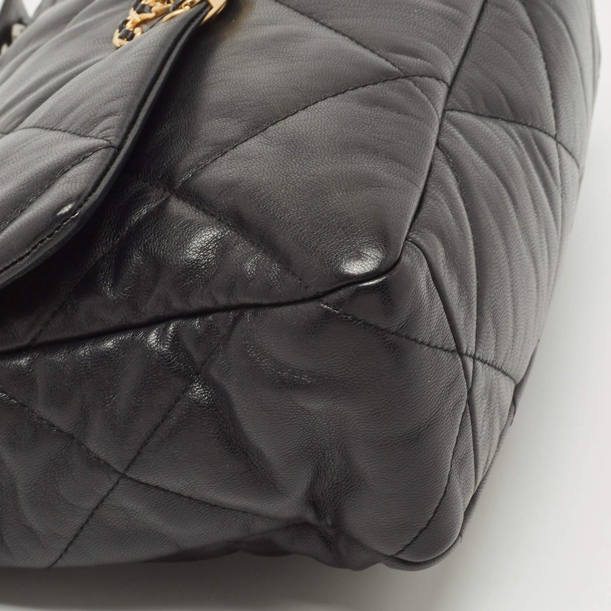 Chanel Black Quilted Leather CC Chain Link 19 Flap Bag For Sale 4