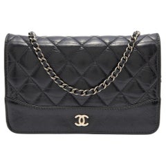 Chanel Portafoglio CC Gabrielle in pelle trapuntata nera con catena