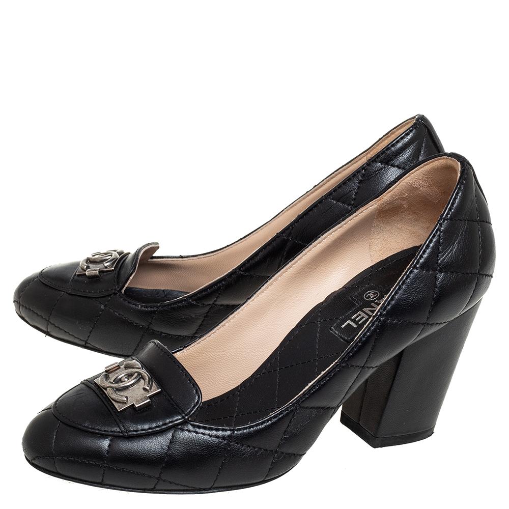 Super-comfortable and loaded with style, this pair of loafer pumps by Chanel will effortlessly complement your casual outfits or workwear. They've been crafted from leather and styled with their quilted design, block heels, and the signature CC logo