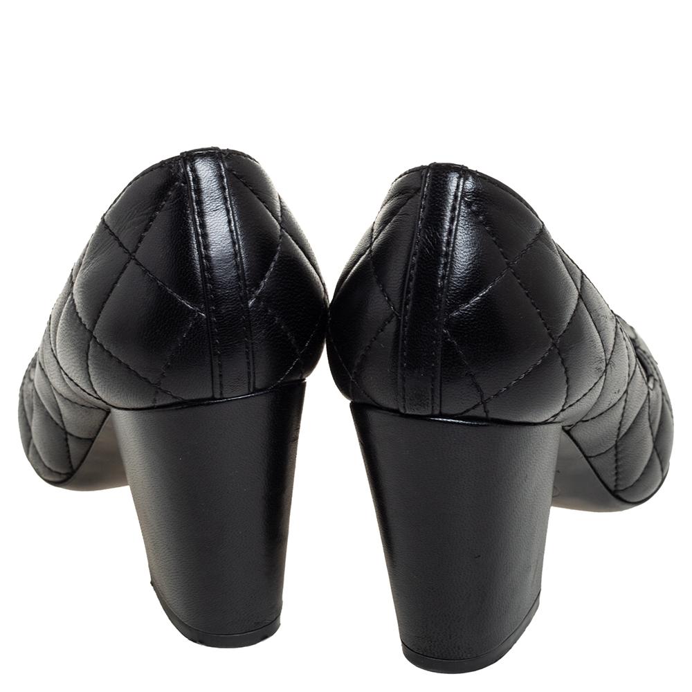 Chanel Black Quilted Leather CC Loafer Pumps Size 35.5 In Good Condition In Dubai, Al Qouz 2