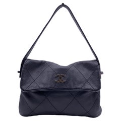 Chanel Schwarze gesteppte CC-Logo-Umhängetasche aus Leder mit Klappe