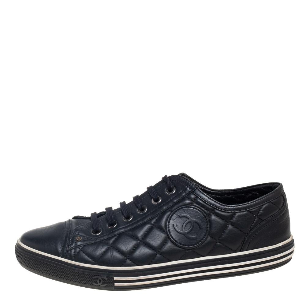 Chanel Black Quilted Leather CC Low Top Sneaker Size 39 In Good Condition In Dubai, Al Qouz 2