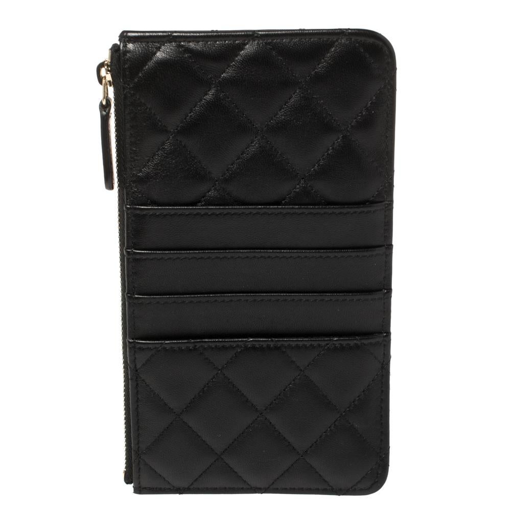 This chic pouch from the house of Chanel is a fine blend of style and elegance. The classy black color on this creation will perfectly complement any outfit. It is crafted from quilted leather and styled with the iconic CC logo on the front. It is