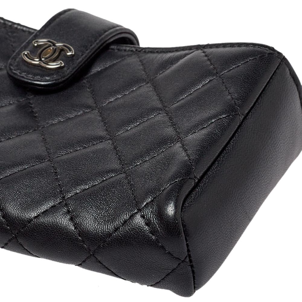 Chanel Black Quilted Leather CC O-Mini Phone Holder Clutch In Good Condition In Dubai, Al Qouz 2