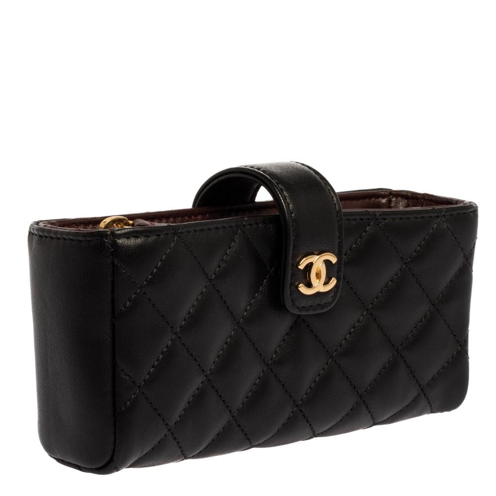 Chanel Black Quilted Leather CC Phone Holder Clutch In Excellent Condition In Dubai, Al Qouz 2