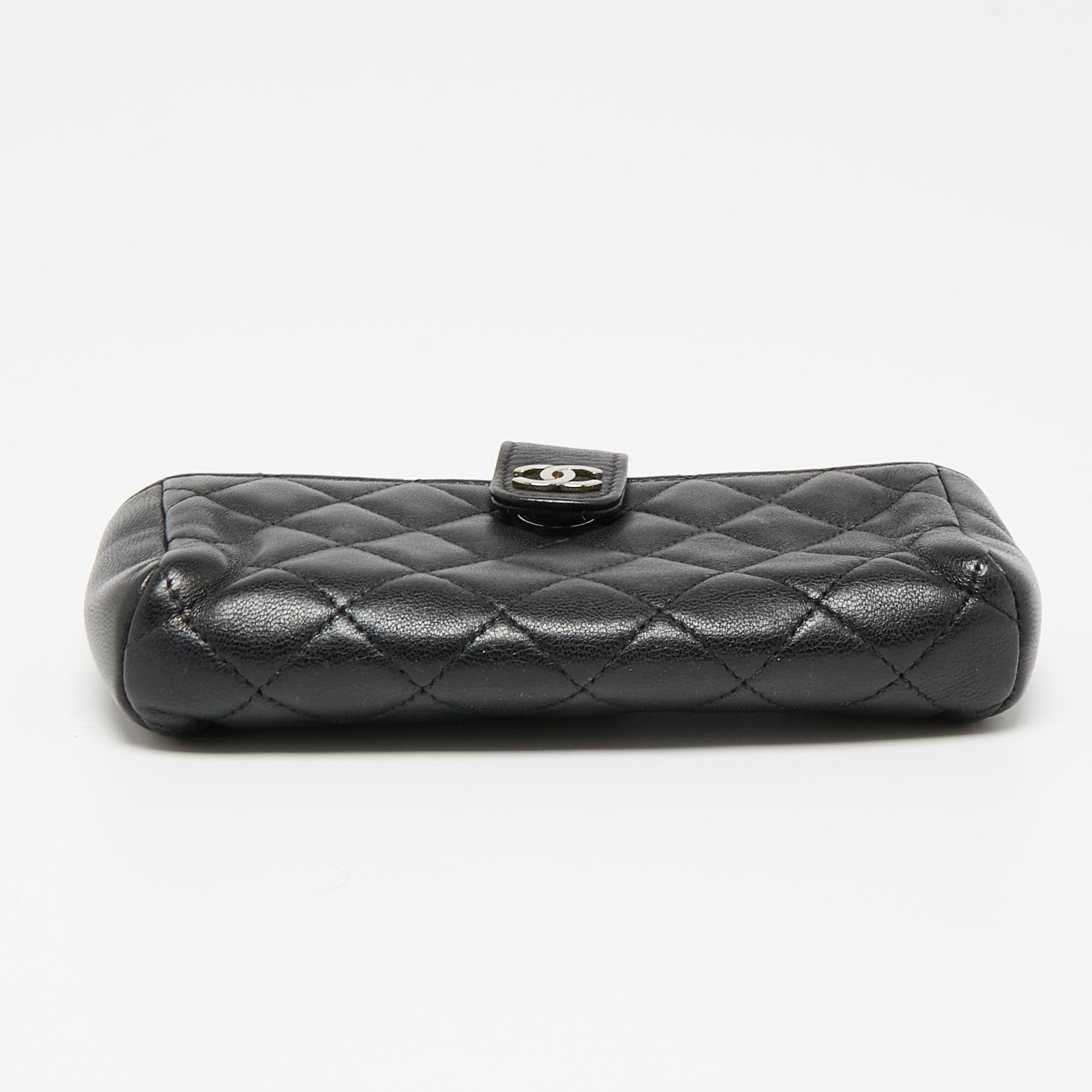 Chanel Black Quilted Leather CC Phone Pouch In Good Condition In Dubai, Al Qouz 2