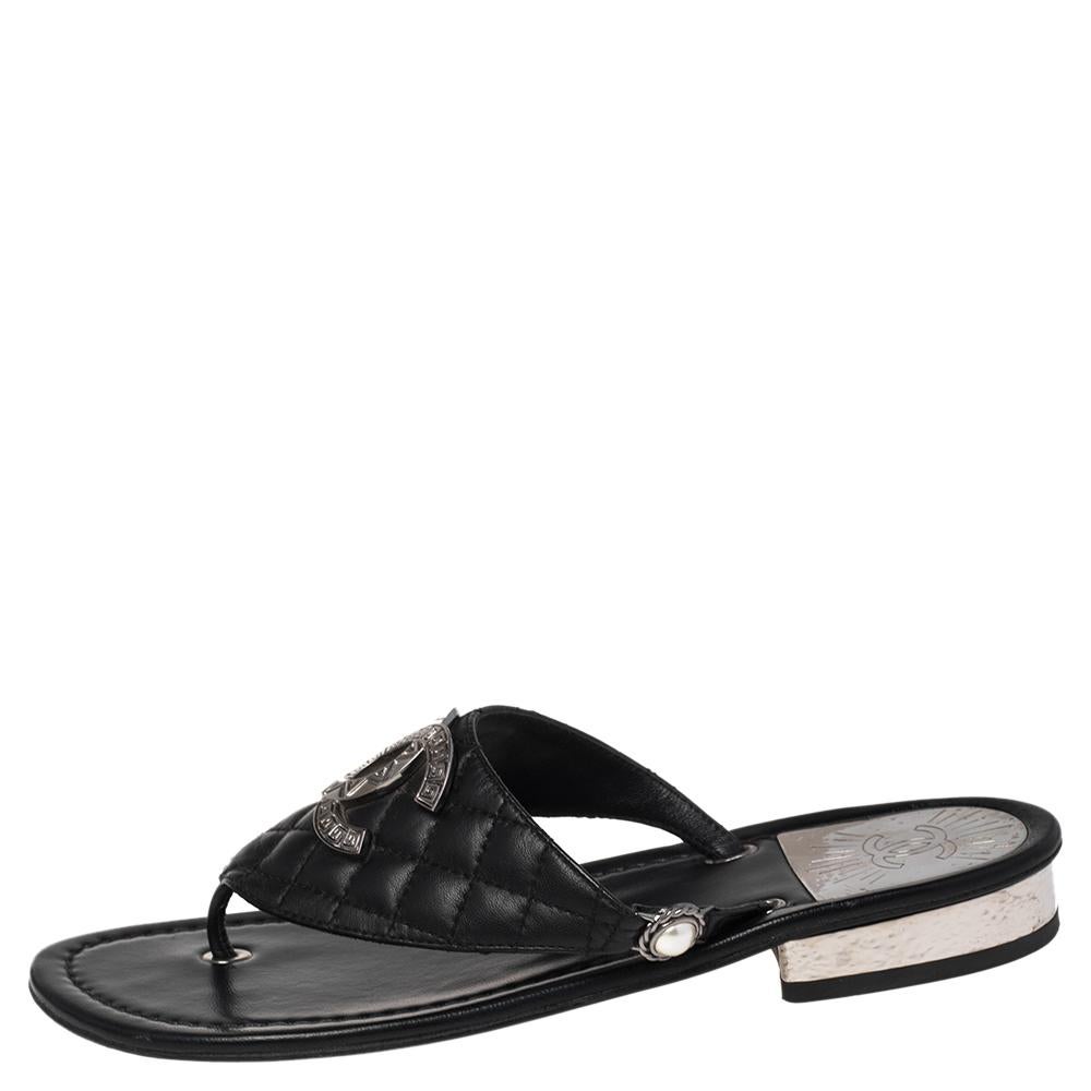 A classic pair of flat thong sandals is a must-have in every collection and when the design is by Chanel, it is sure to add a statement of luxury to the summer wardrobe. These black thong flats for women are constructed using leather and detailed