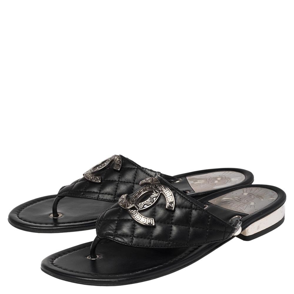 Chanel Black Quilted Leather CC Thong Flats Size 37 In Good Condition In Dubai, Al Qouz 2