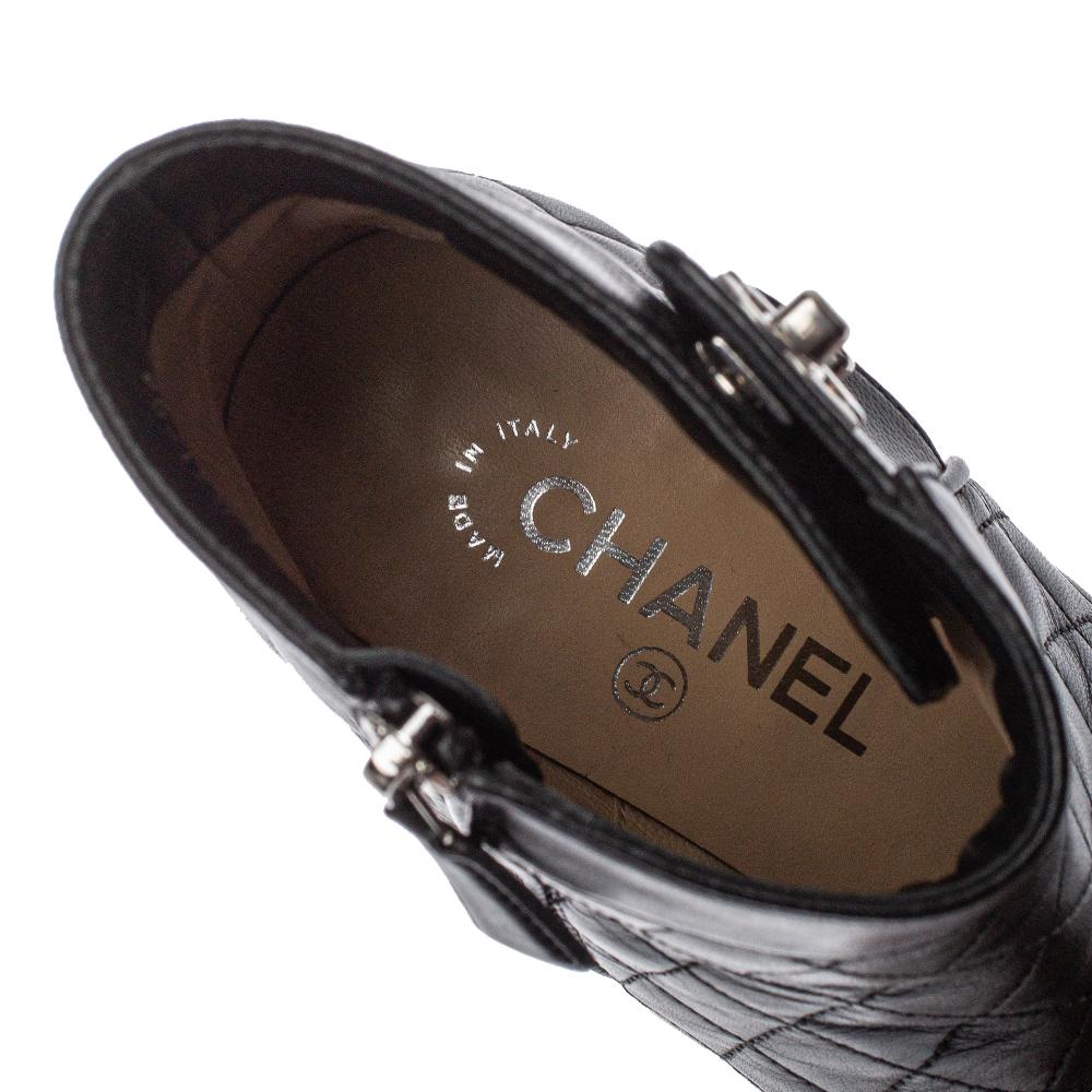 Chanel Black Quilted Leather CC Turnlock Ankle Boots Size 36 In Good Condition In Dubai, Al Qouz 2