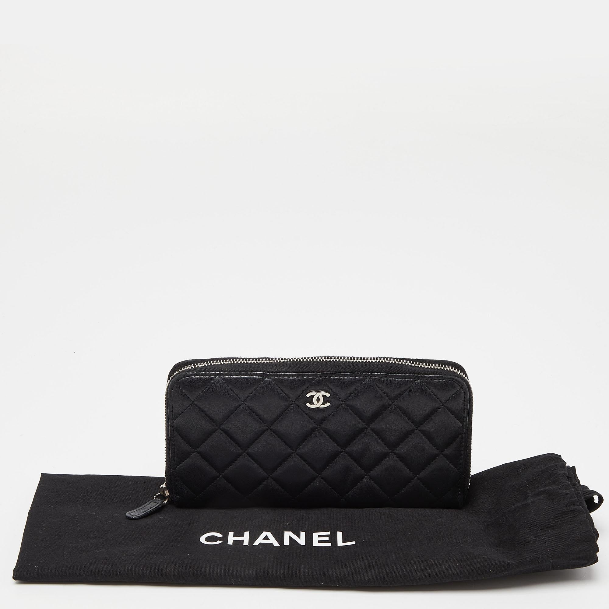 Chanel Schwarzes gestepptes Leder CC Portemonnaie mit Reißverschluss oben im Angebot 6