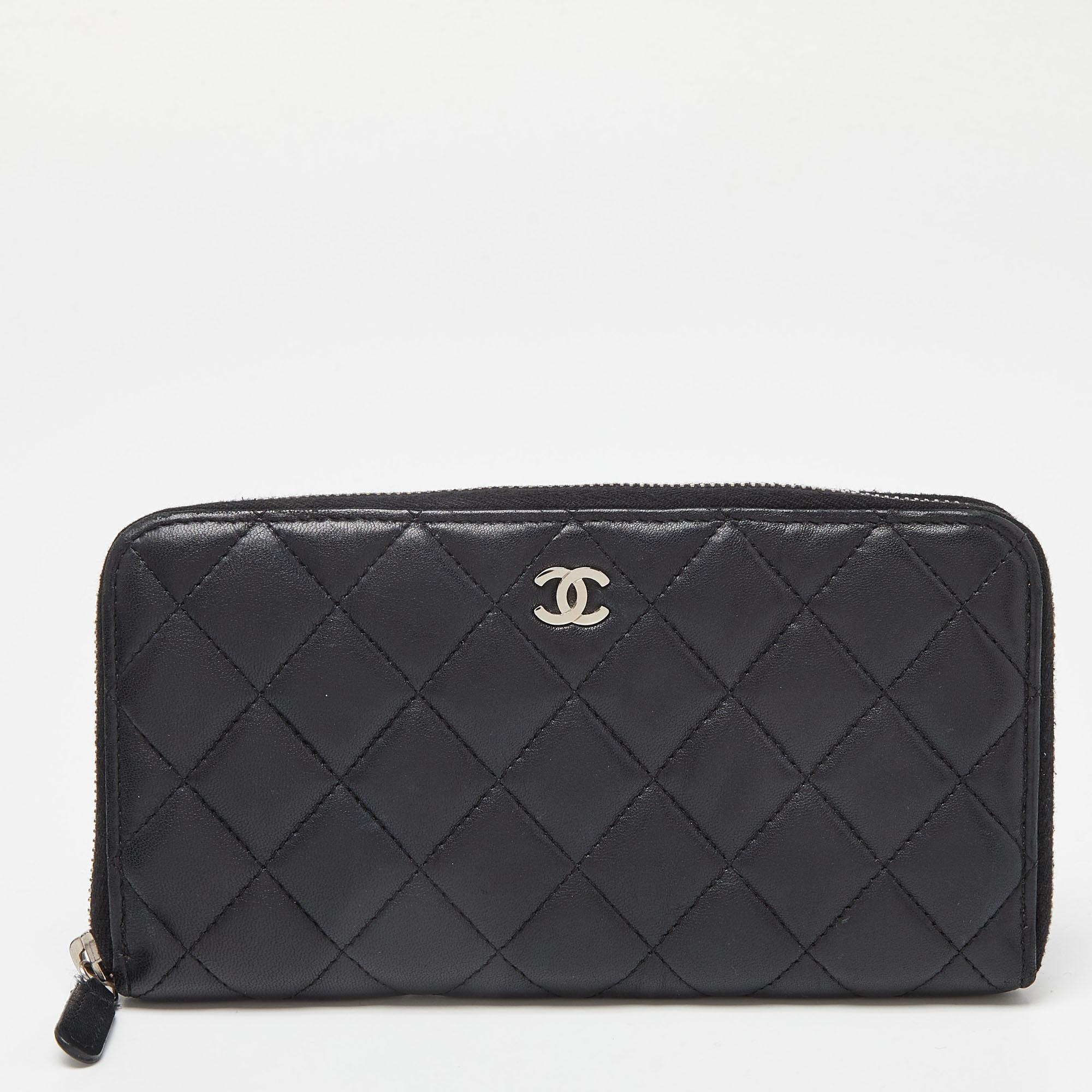 Chanel Schwarzes gestepptes Leder CC Portemonnaie mit Reißverschluss oben im Zustand „Gut“ im Angebot in Dubai, Al Qouz 2