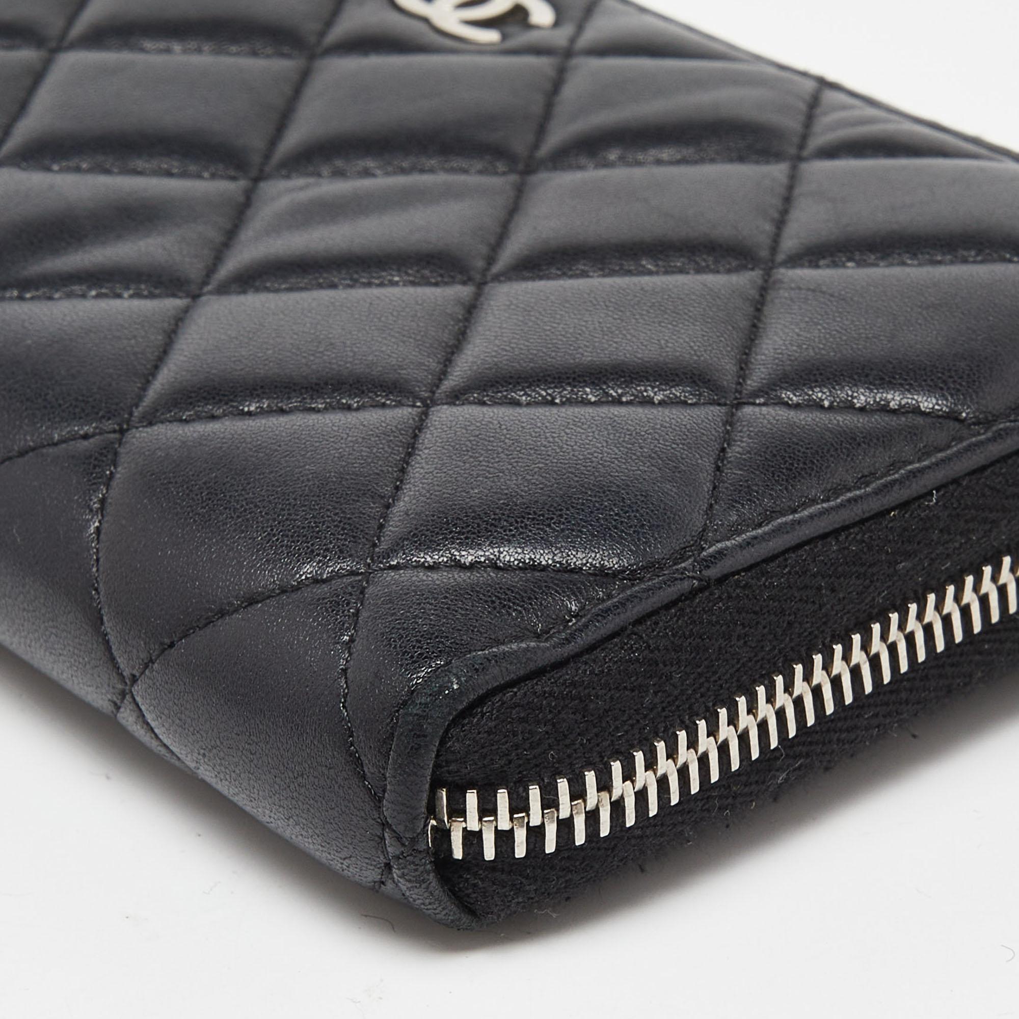 Chanel - Portefeuille zippé CC en cuir matelassé noir Pour femmes en vente
