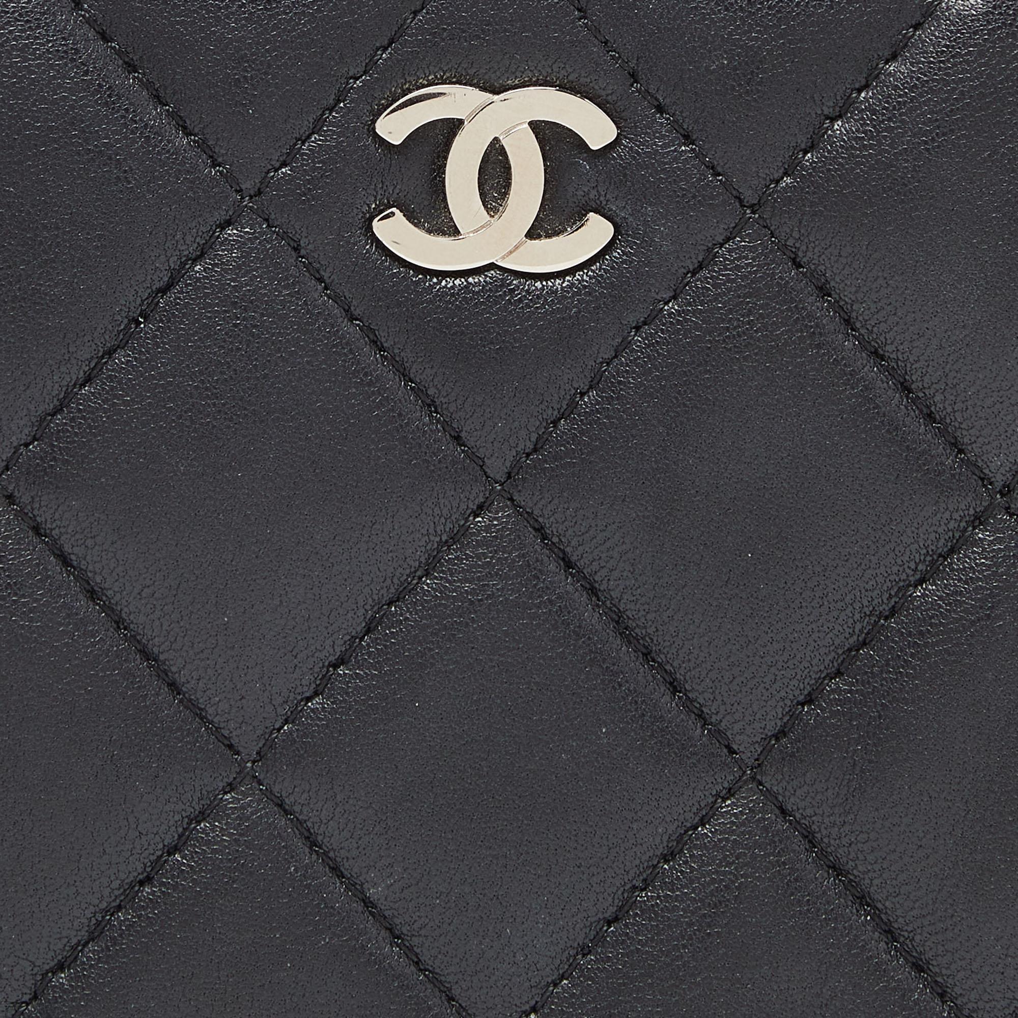 Chanel - Portefeuille zippé CC en cuir matelassé noir en vente 1