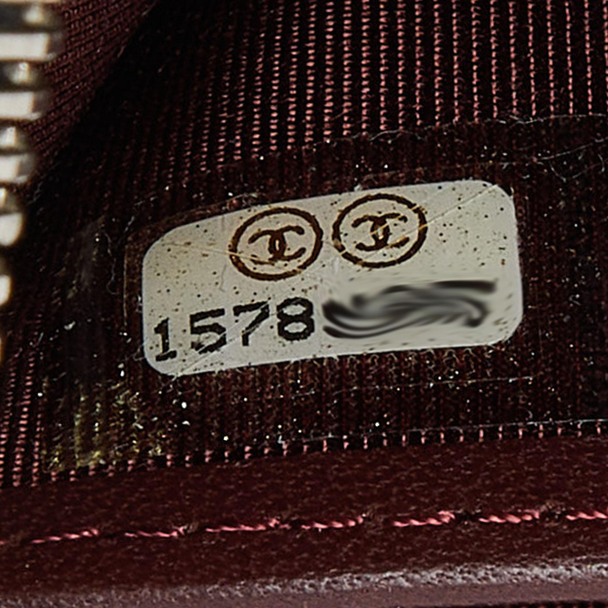 Chanel Schwarzes gestepptes Leder CC Portemonnaie mit Reißverschluss oben im Angebot 3