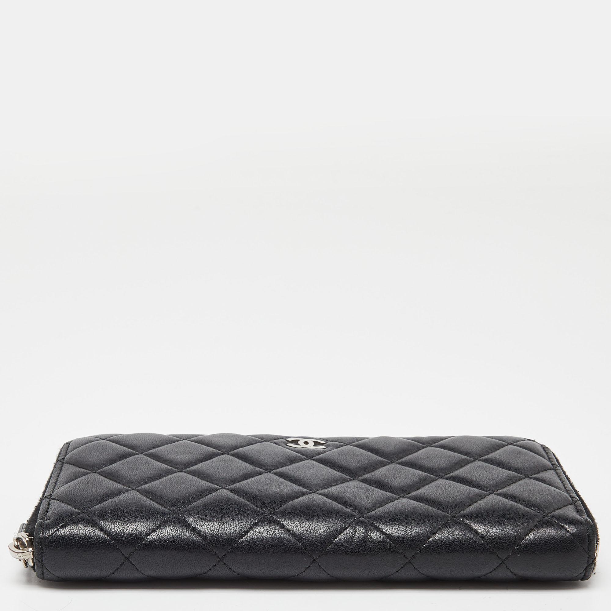 Chanel Schwarzes gestepptes Leder CC Portemonnaie mit Reißverschluss oben im Angebot 4