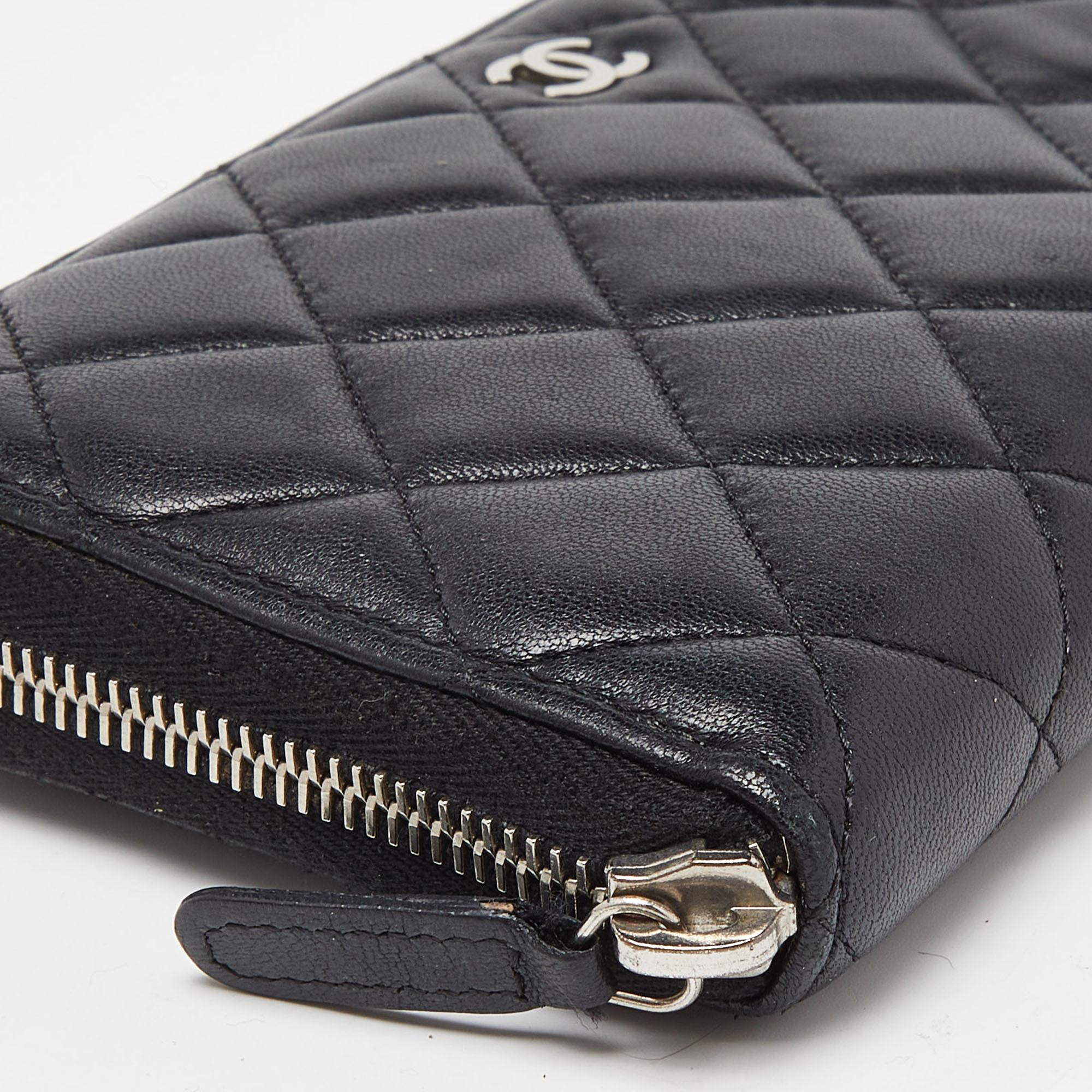 Chanel - Portefeuille zippé CC en cuir matelassé noir en vente 5
