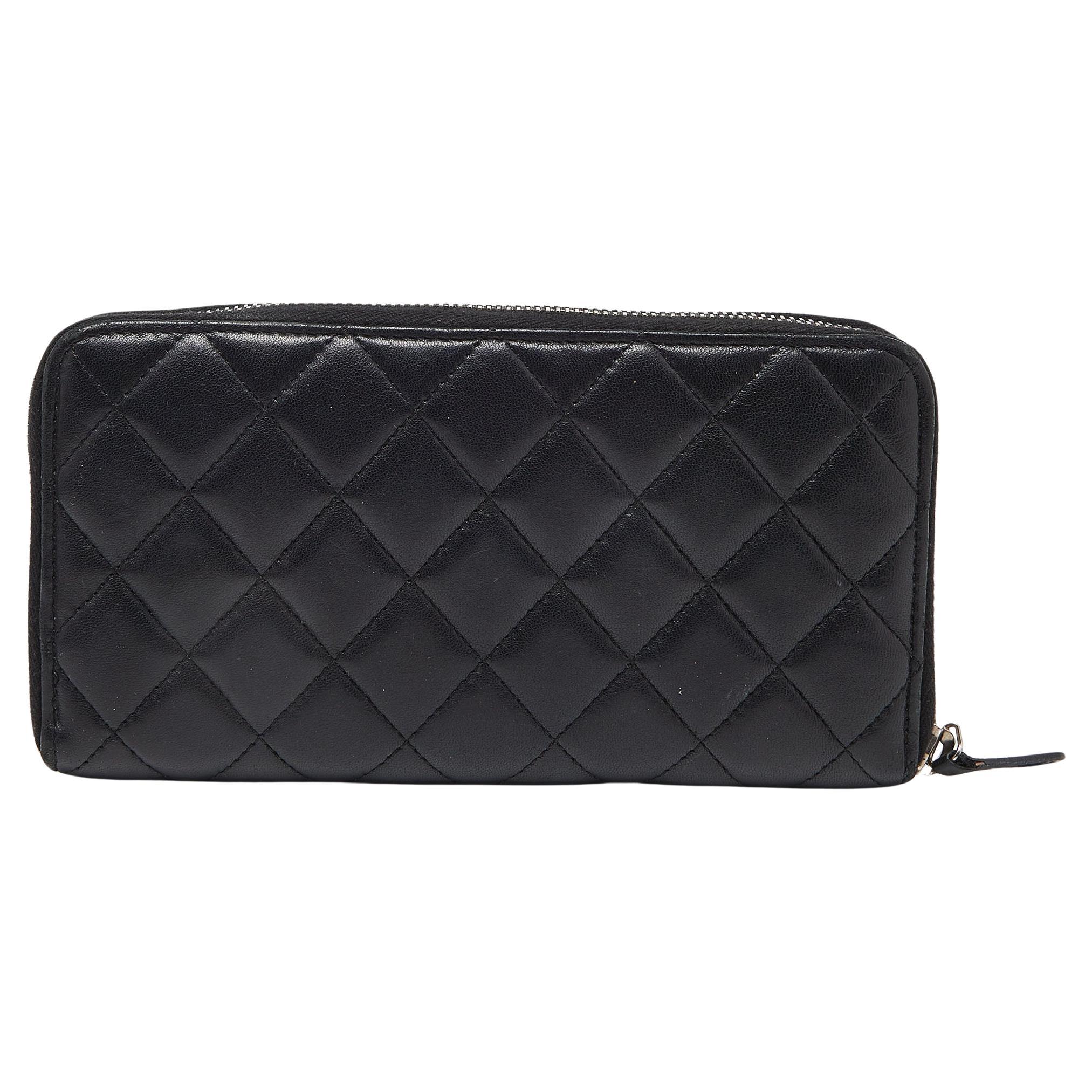 Chanel Schwarzes gestepptes Leder CC Portemonnaie mit Reißverschluss oben im Angebot