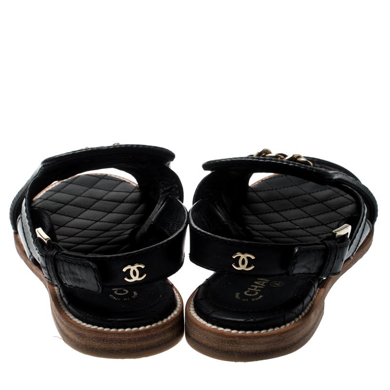 Chanel Black Quilted Leather Chain Link Flat Sandals Size 35.5 In Good Condition In Dubai, Al Qouz 2